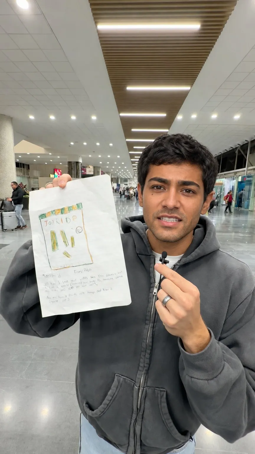 Holding Card: Você segura um cartão ou a tela de um celular virada para a câmera, mostrando a mensagem.